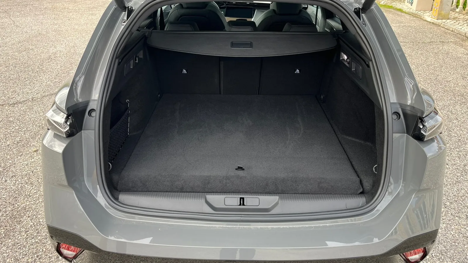 Der Peugeot 308 SW bietet eine flache Ladefläche und flexibel nutzbaren Stauraum.